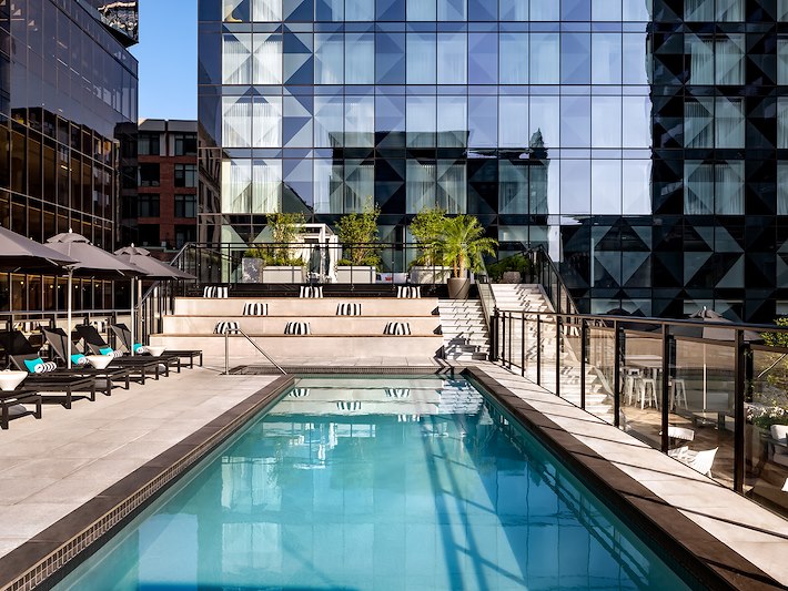 PISCINE EXTÉRIEURE SAISONNIÈRE